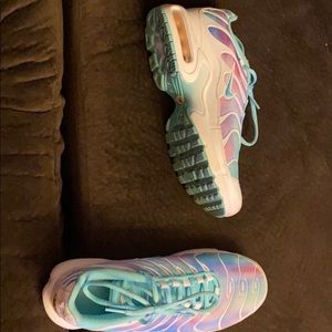 Youth size 6 sneaker